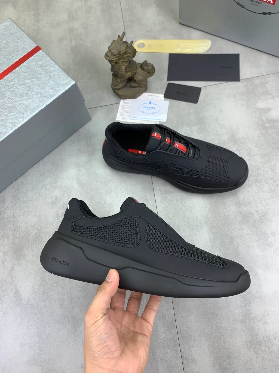 Men's shoes 💰P620 new (higher version) new PRADA (Prada) classic models are on the market at the same time, new men's shoes, 😘fabrics are selected from original imported calfskin. First layer of imported cowhide lining. The original version is awesome! 👍🏿Original open-molded non-slip PU outsole, with exquisite lines, simple and elegant, super comfortable and classy on foot, suitable for leisure travel. Code number: 38-45 (46 customized) 3️⃣ colors available
